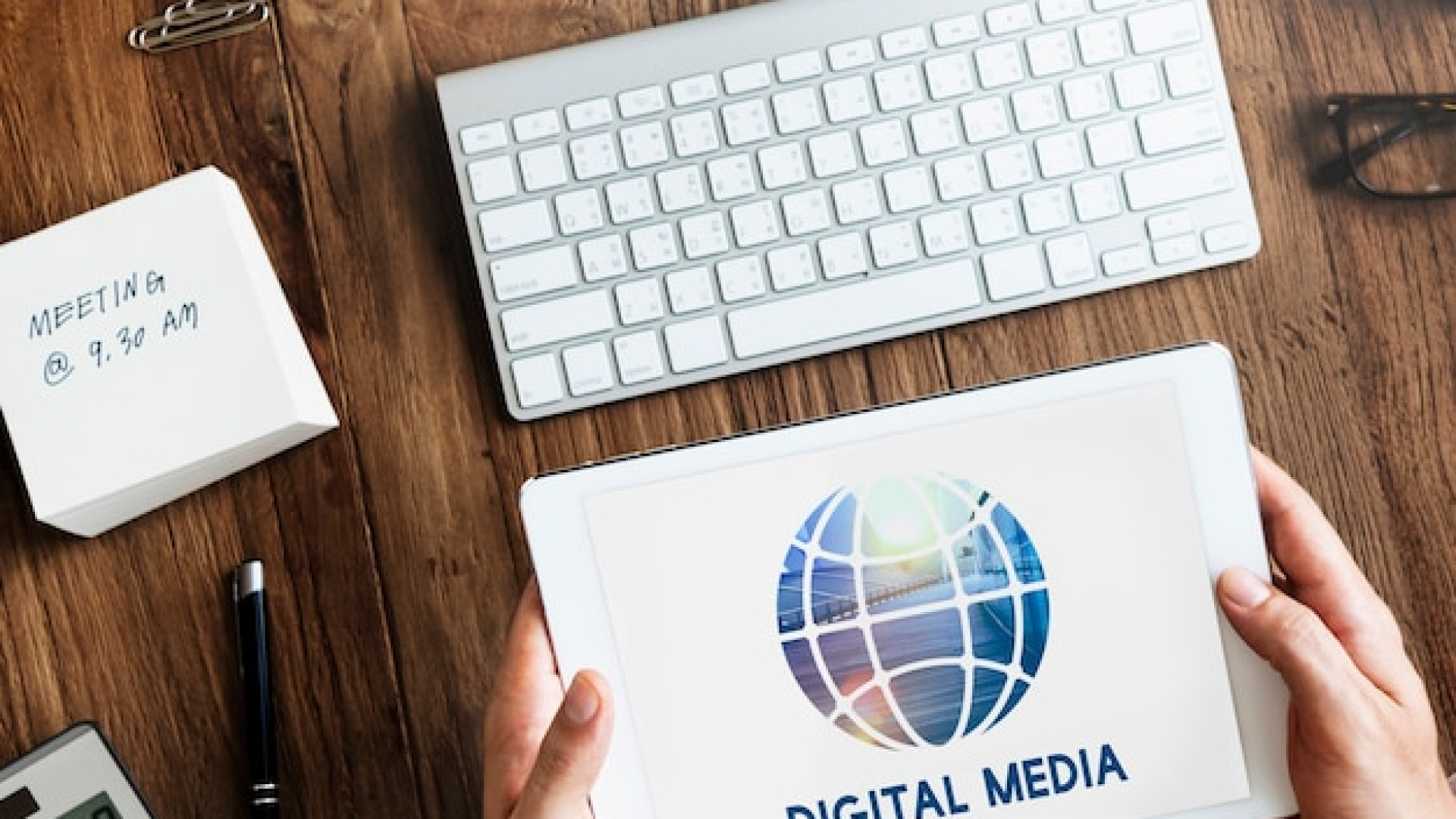 Stratégie média et digitale : maximisez votre ROI efficacement